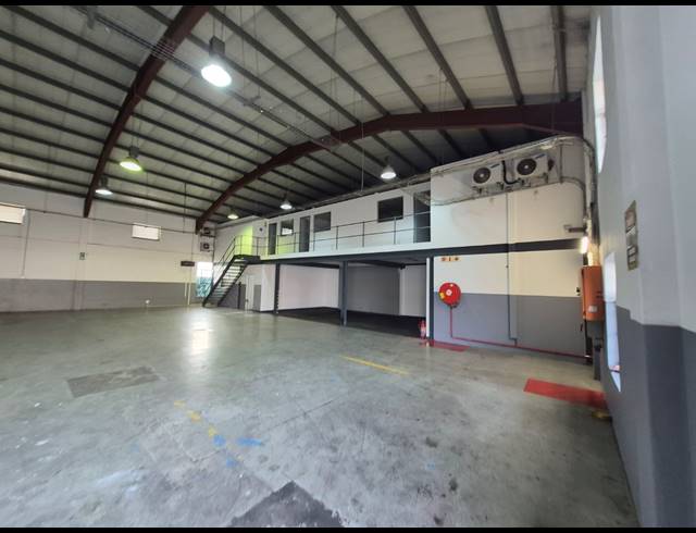 1,111M² WAREHOUSE TO LET IN PAARDEN EILAND